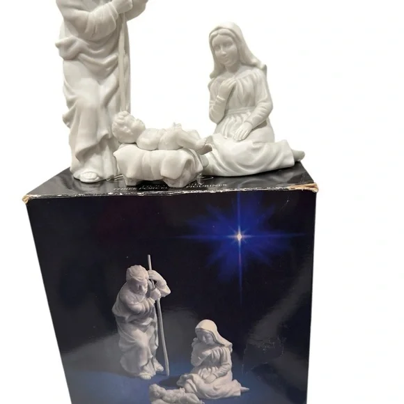 Avon Nativity Collectible Holy Family Mary Joseph Baby Jesus Porcelain  3 pieces - Picture 6 of 8